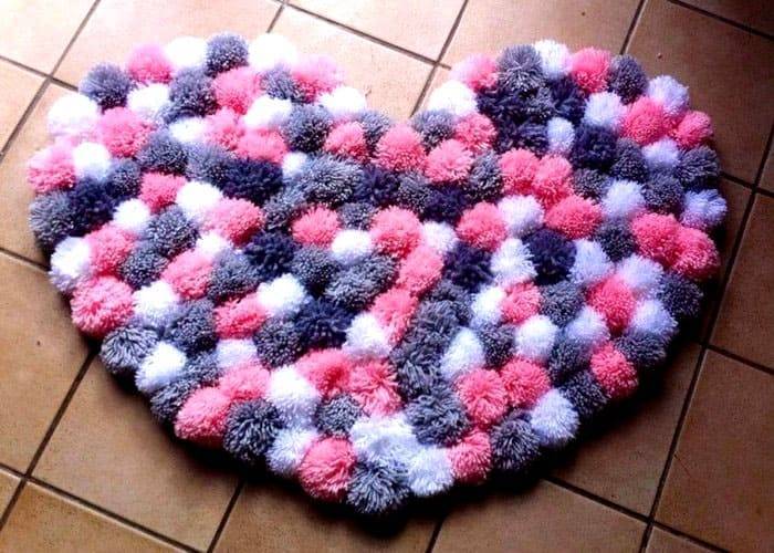 Как сделать коврик из помпонов своими руками?