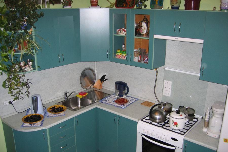 Кухня в хрущевке с газовой колонкой: варианты размещения, 37 фото